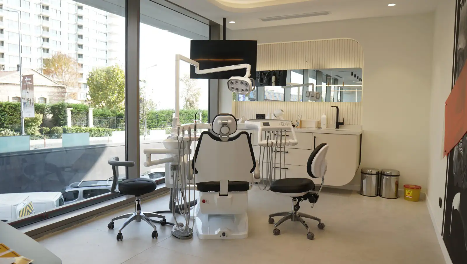İstanbul'da modern diş tedavisi ve estetik hizmetleri sunan R Smile Dental Clinic